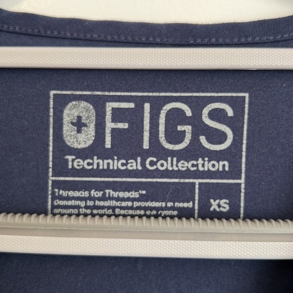 Figs Casma 3 pocket scrub top - Picture 2 of 6